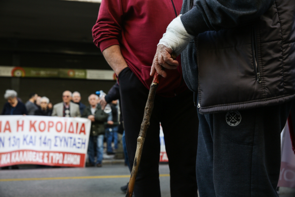 Λάθη στις συντάξεις χηρείας - 300.000 δικαιούχοι λαμβάνουν 110 ευρώ λιγότερα κάθε μήνα