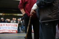 Λάθη στις συντάξεις χηρείας - 300.000 δικαιούχοι λαμβάνουν 110 ευρώ λιγότερα κάθε μήνα