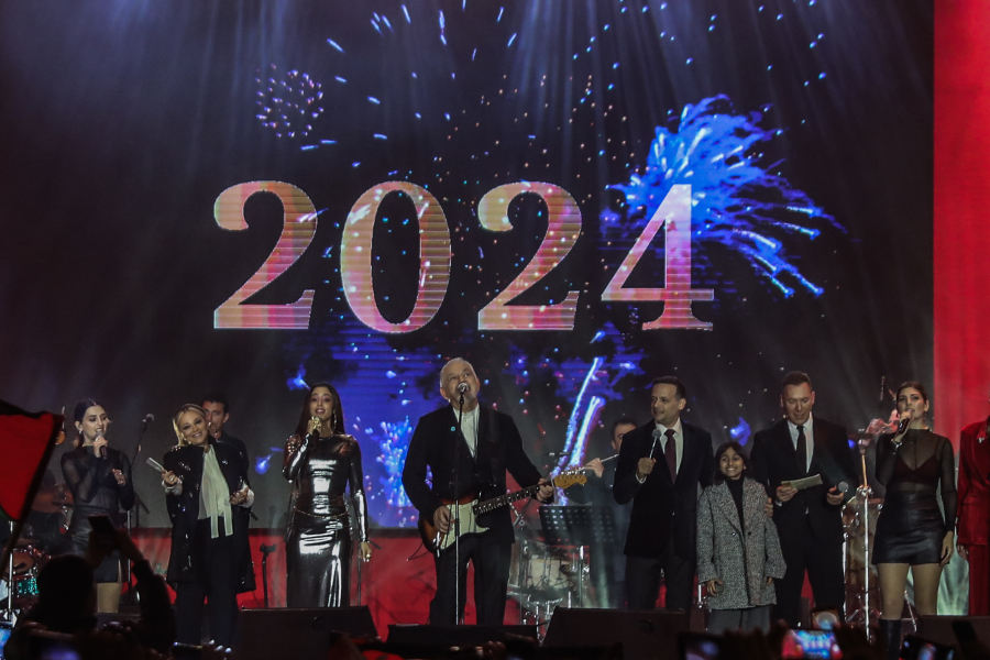 Κόρη του Γαλακτερού το κοριτσάκι με τον Χάρη Δούκα την Πρωτοχρονιά στο Σύνταγμα