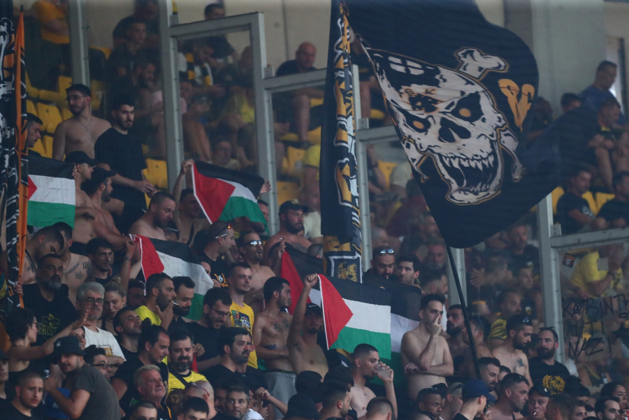 ΑΕΚ- Χάποελ Μπερ Σεβά: Παλαιστινιακές σημαίες στις κερκίδες του OPAP Arena (Εικόνες)