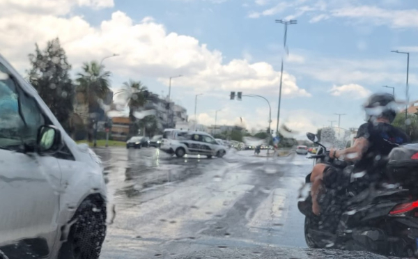 Ξαφνική μπόρα στα νότια προάστια Αττικής