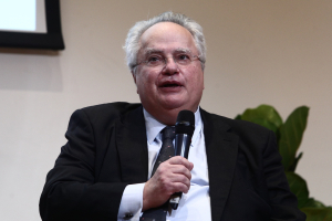 Νίκος Κοτζιάς: Απαντά στην «εθνικοφροσύνη της ανοησίας» για τη Συμφωνία των Πρεσπών