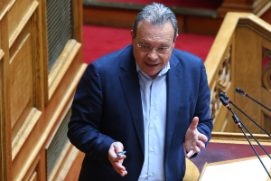 Φάμελλος: Η χώρα βιώνει κρίση δημοκρατίας και οικονομίας