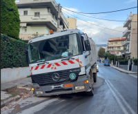 Άγιος Δημήτριος: Απορριμματοφόρο έπεσε σε τρύπα μετά από καθίζηση λόγω έργων ΕΥΔΑΠ (εικόνες)