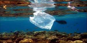 ΥΠΕΚΑ προωθούνται μέτρα για την μείωση χρήσης της πλαστικής σακούλας