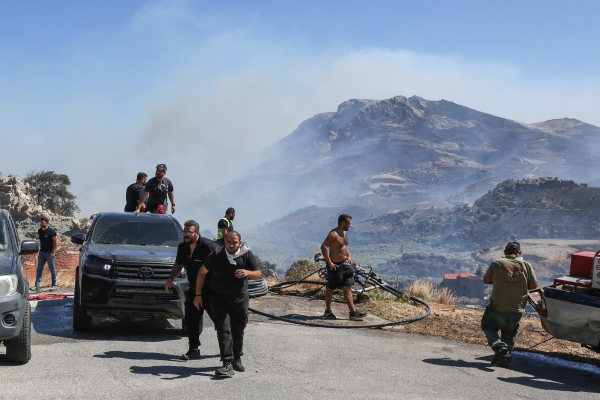 Φωτιά τώρα στην Αχαΐα - 112 για εκκένωση - Σαρωτική η πυρκαγιά στο Ρέθυμνο