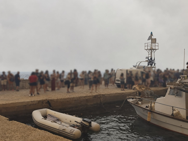 Με βάρκες και από χωματόδρομο οι απεγκλωβισμοί στη Βοιωτία, καίγονται σπίτια σε Άγιο Βασίλειο και Καλαμάκι - «112» στη Χινίτσα προς Πόρτο Χέλι