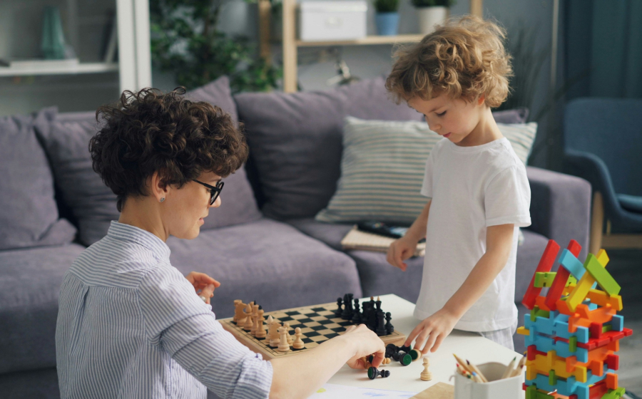 Το κινητό επηρεάζει την επικοινωνία γονιών-παιδιών, ακόμα κι όταν οι ενήλικες δεν κοιτάζουν την οθόνη