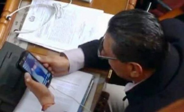 Βουλευτής έβλεπε... ροζ βίντεο μέσα στη Βουλή