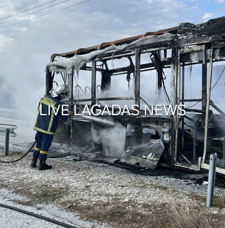 Θεσσαλονίκη: Φωτιά σε λεωφορείο του ΚΤΕΛ - Καταστράφηκε ολοσχερώς (Βίντεο)