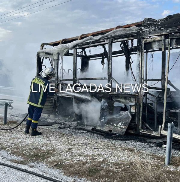Θεσσαλονίκη: Φωτιά σε λεωφορείο του ΚΤΕΛ - Καταστράφηκε ολοσχερώς (Βίντεο)