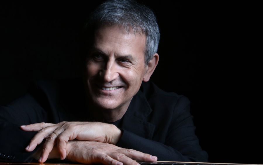 Ο Γιώργος Νταλάρας για δύο συναυλίες με ρεμπέτικα τραγούδια στο Μέγαρο Μουσικής