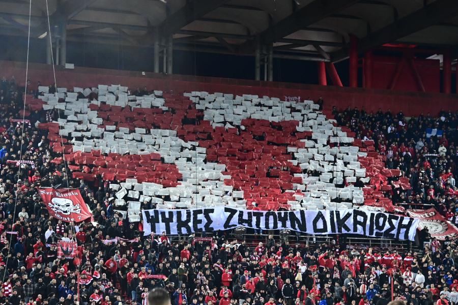 Ολυμπιακός- ΑΕΚ: Το τεράστιο κορεό για τους νεκρούς στα Τέμπη (Εικόνες)