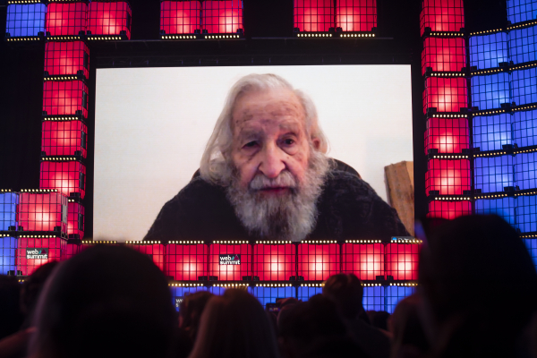 «Πέθαναν» τον Νόαμ Τσόμσκι: Παρά τα fake news, εξιτήριο για τον μεγάλο διανοητή