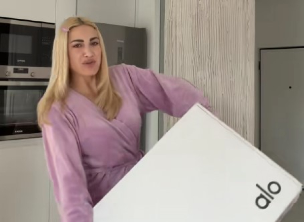 Ιωάννα Τούνη: Το δώρο του συντρόφου της – «Να βρείτε κάποιον να σας κακομαθαίνει»