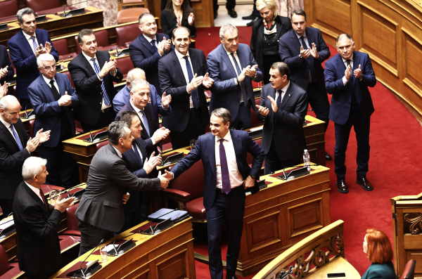 Επιμένει η κυβέρνηση για ομόφυλα ζευγάρια: «Καλύτερα αποχή από... καταψήφιση του νομοσχεδίου»