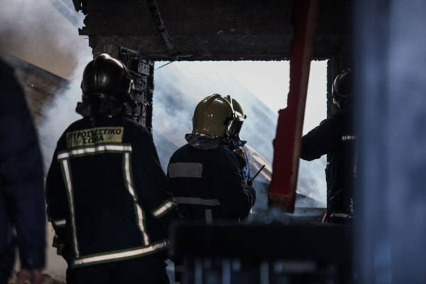 Φωτιά σε διαμέρισμα στη Νίκαια - Απεγκλωβίστηκε μια 58χρονη