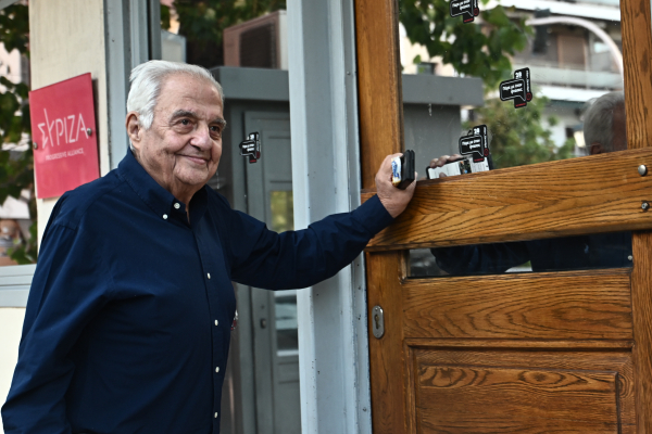 «Ο μπαμπάς μιας γενιάς» - Μηνύματα συγκίνησης για τον χαμό του Αλέκου Φλαμπουράρη