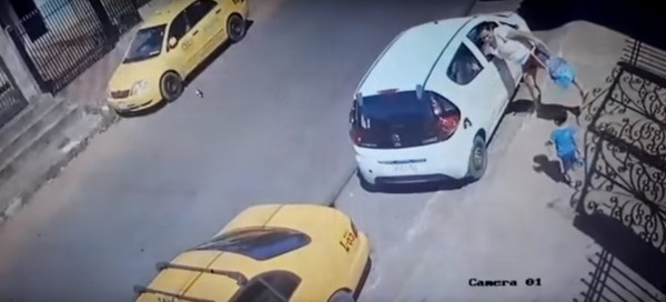 Σκληρές εικόνες: Παιδί ξεφεύγει από τη μητέρα του και παρασέρνεται από όχημα (βίντεο)