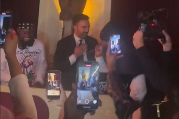 Ο Μαμντάνι έκανε περιοδεία όπως ταιριάζει σε έναν 34χρονο - Σε κλάμπ (Βίντεο)