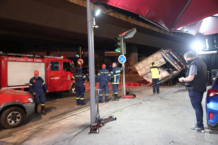 Πέτρου Ράλλη: Φορτηγό έπεσε από τη γέφυρα