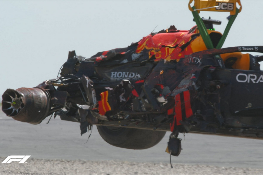 Απίστευτο συμβάν στη Formula 1: Σύγκρουση Φερστάπεν-Χάμιλτον στην εκκίνηση του βρετανικού Grand Prix (βίντεο)