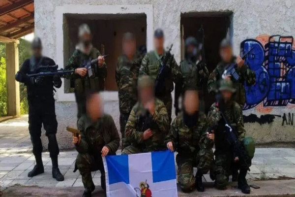 Έρευνα εισαγγελέα για τους «Θεματοφύλακες του Συντάγματος» - Εικόνες πρόκληση με όπλα και στρατιωτικές παραλλαγές