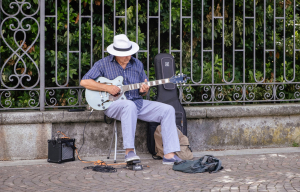Η ψυχολογία λέει ότι οι άνδρες που φαίνονται συναισθηματικά μη διαθέσιμοι μετά τα 60, συχνά δεν απομονώνονται επίτηδες
