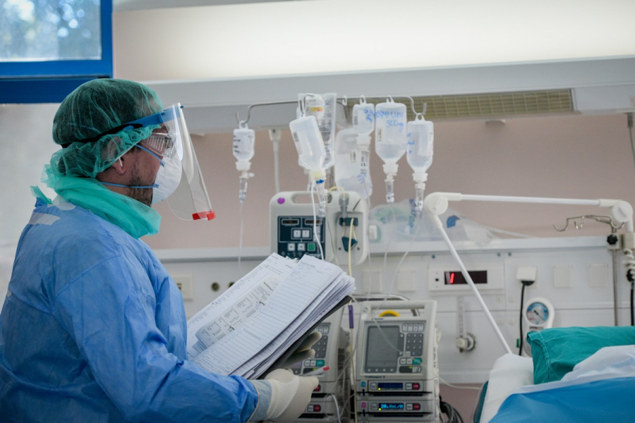 Σε κώμα 42χρονος ασθενής με σκλήρυνση κατά πλάκας, είχε εμβολιαστεί με AstraZeneca: Η καταγγελία της αδερφής του (βίντεο)