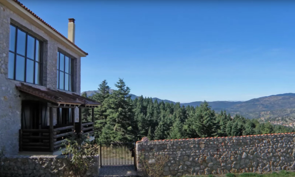 Το πιο γραφικό ελληνικό χωριό για τα Χριστούγεννα – Πρέπει να κάνετε από τώρα κράτηση