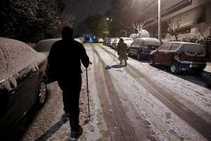 Στα λευκά η Αθήνα - Κλειστοί δρόμοι από το χιόνι