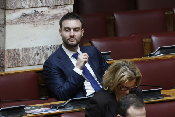 Στο εδώλιο ο πρώην βουλευτής των Σπαρτιατών και νυν ανεξάρτητος Κωνσταντίνος Φλώρος για τη γροθιά στον βουλευτή Βασίλη Γραμμένο