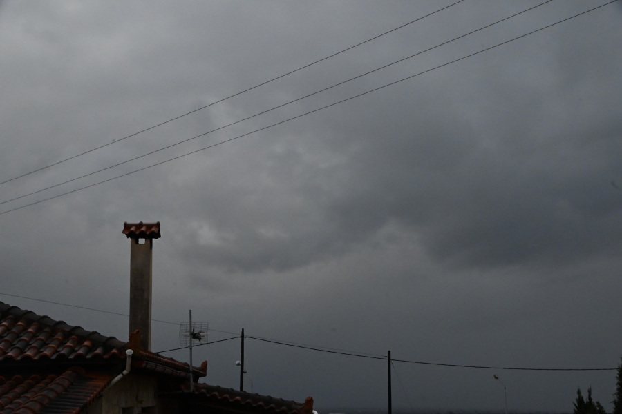 Αγριεύει το κύμα κακοκαιρίας, αναβαθμίζεται το έκτακτο δελτίο