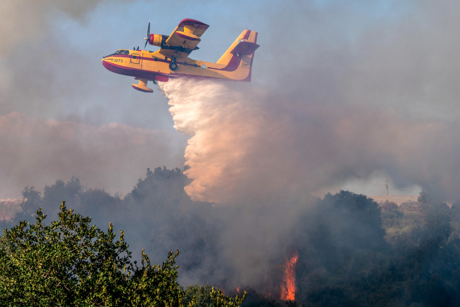 Σε ύφεση η φωτιά στα Λεχαινά Ηλείας, αδιάκοπη η μάχη των πυροσβεστών με τις φλόγες