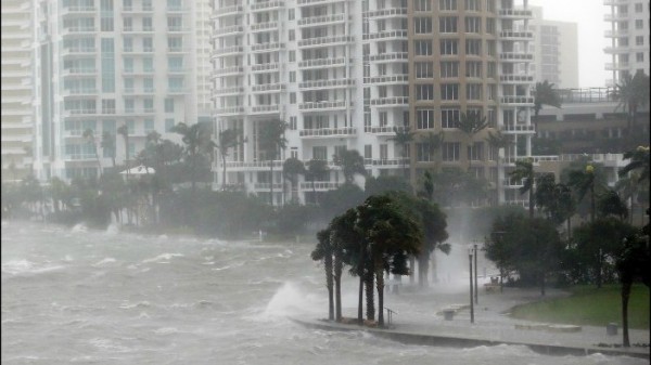 Ο Ιρμα απομακρύνεται από την Φλόριντα - Τρεις νεκροί (vids)