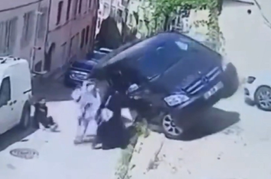 Παρολίγον τραγωδία στην Τουρκία: Δύο γυναίκες συγκρατούν με τα χέρια τους φορτηγάκι πριν πέσει πάνω τους (βίντεο)