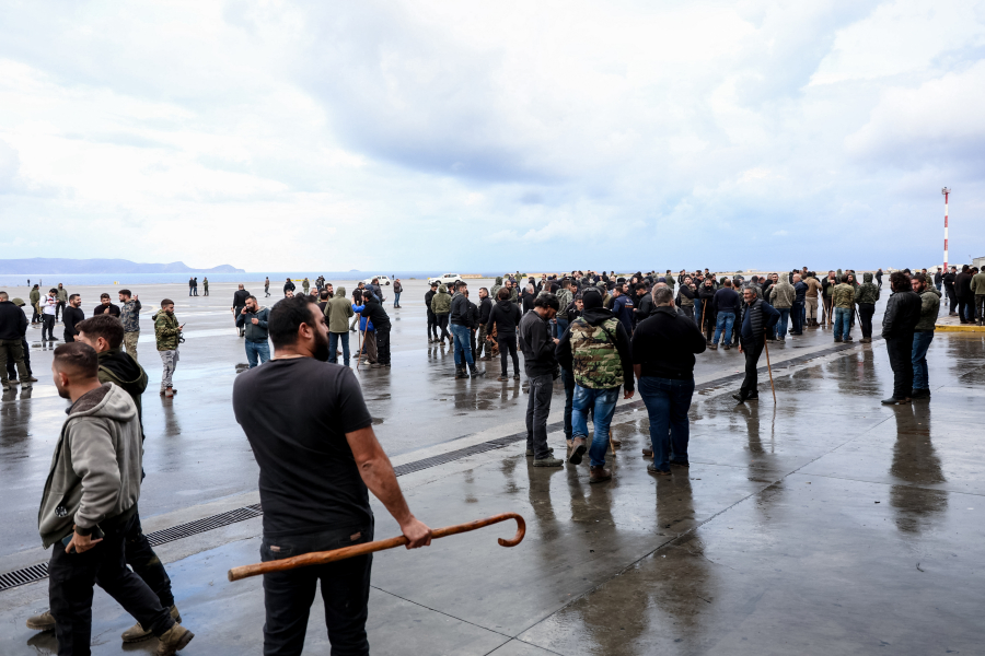 Παραμένουν στα αεροδρόμια της Κρήτης οι αγρότες – Οι επόμενες κινήσεις