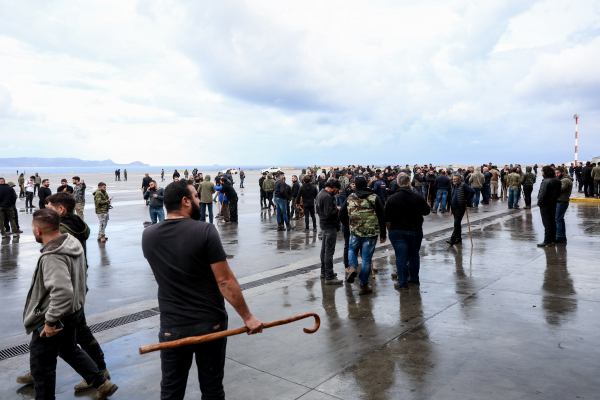 Παραμένουν στα αεροδρόμια της Κρήτης οι αγρότες – Οι επόμενες κινήσεις