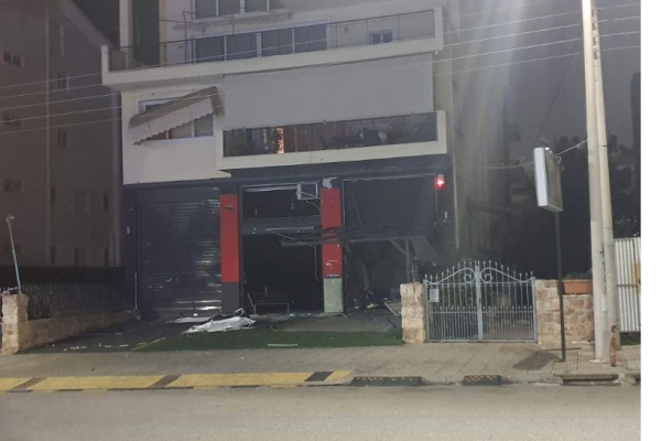 Έκρηξη σε πλυντήριο αυτοκινήτων στη Γλυφάδα – Ανήκει σε γνωστό επιχειρηματία, σύζυγο μοντέλου