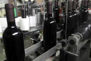 Το ΥΠΟΙΚ διευκολύνει τους οινοπαραγωγούς για τον φόρο στο κρασί
