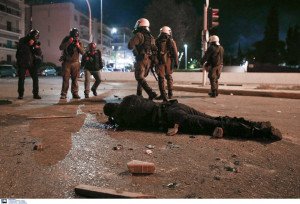 Στον ανακριτή ο «Ινδιάνος» που κατηγορείται για τον ξυλοδαρμό αστυνομικού στη Νέα Σμύρνη
