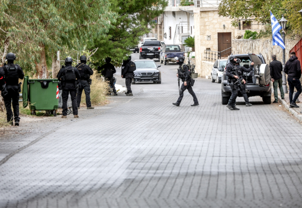 Μακελειό στη Κρήτη: Μετά από ώρες αναμονής μπήκε η Αστυνομία στο χωριό