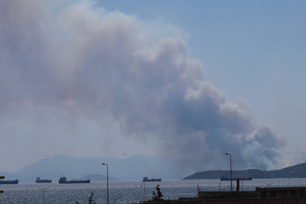 Εικόνες και βίντεο από το διπλό μέτωπο φωτιάς στη Σαλαμίνα - Κοντά στα σπίτια τα πύρινα μέτωπα