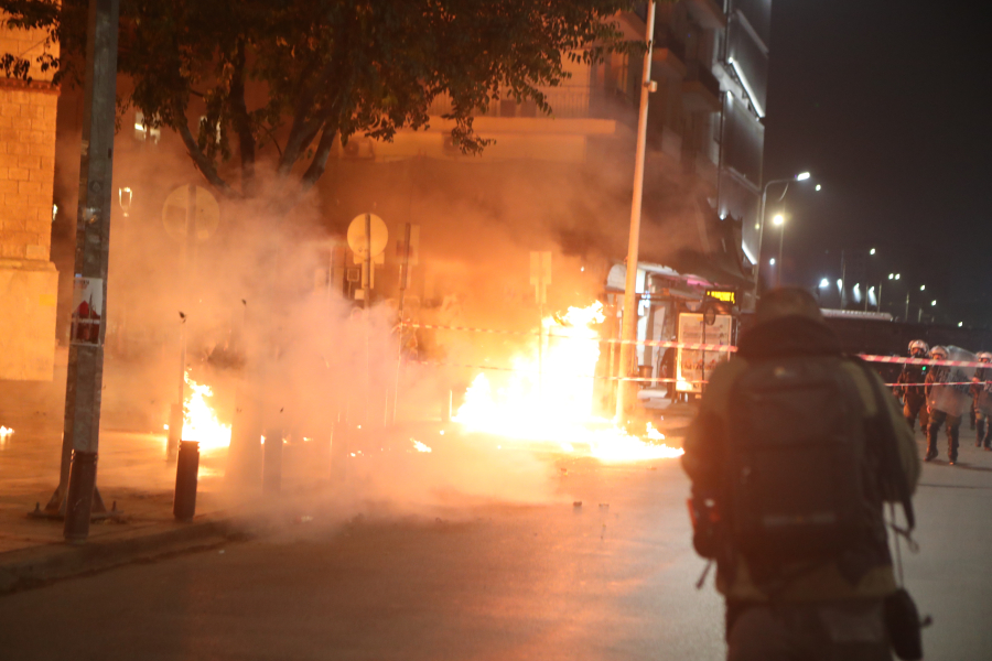 Μολότοφ κατά αστυνομικών στο τουρκικό προξενείο στη Θεσσαλονίκη