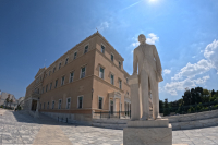 Γραφείο Προϋπολογισμού Βουλής: Μικρό το όφελος στις τιμές από τη μείωση του ΦΠΑ