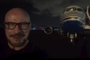 Ο Τζον Τραβόλτα πιλοτάρει ένα Boeing 737 (Βίντεο)