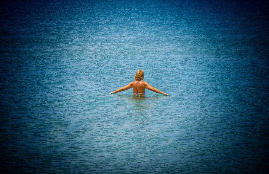 Πνιγμός στη θάλασσα: Πώς θα καταλάβουμε ότι ένα παιδί κινδυνεύει και ποιες πρώτες βοήθειες παρέχουμε