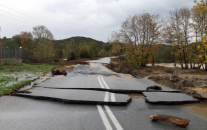 Χαλκιδική: Υποχώρησε το οδόστρωμα λόγω της κακοκαιρίας - Μεγάλες καταστροφές στο νομό