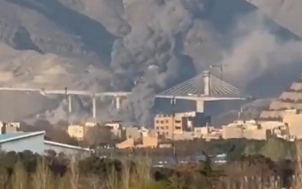 Ο Τραμπ πανηγυρίζει για το πλήγμα στη μεγαλύτερη γέφυρα του Ιράν: Κάντε συμφωνία πριν να είναι πολύ αργά