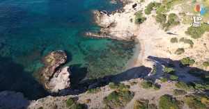 Η παραλία με τα γαλαζοπράσινα νερά, μόλις 45 λεπτά από το κέντρο της Αθήνας